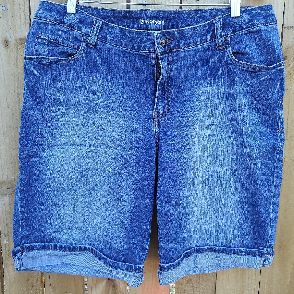 Ladies plus size 20 Lane Bryant Bermuda shorts